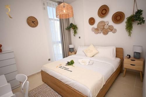 a bedroom with a large bed with white sheets at Luminous 1BR Apartment Al reem in Abu Dhabi