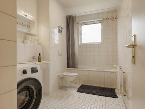基青根的住宿－Apartmenthaus Kitzingen - großzügige Wohnungen für je 4-8 Personen mit Balkon，白色的浴室设有卫生间和水槽。