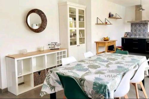 une salle à manger avec une table, des chaises et un miroir dans l'établissement 