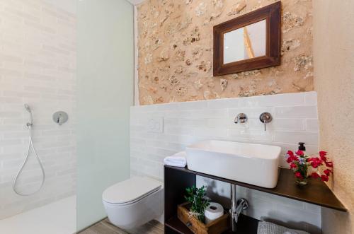 La salle de bains est pourvue d'un lavabo et de toilettes. dans l'établissement Cal Tio 2 Agroturismo YourHouse, à Costitx