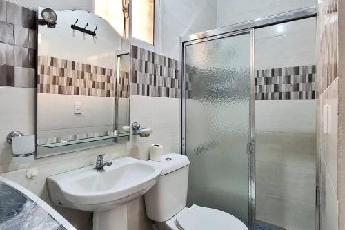 a bathroom with a toilet and a sink and a shower at Apartamento acogedor Ashmi in Santiago de los Caballeros