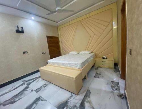 מיטה או מיטות בחדר ב-The Bahria Town Hotel & Suites