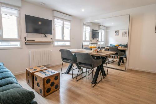 - un salon avec une table, des chaises et un miroir dans l'établissement F2 hypercentre - Proche gare- WIFI gratuite, au Havre