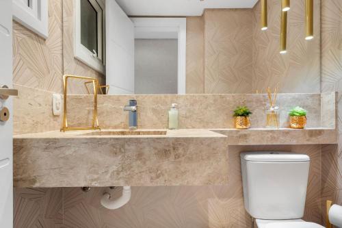 Ένα μπάνιο στο Apto 2 Suítes 30m Rua Coberta by Achei Gramado