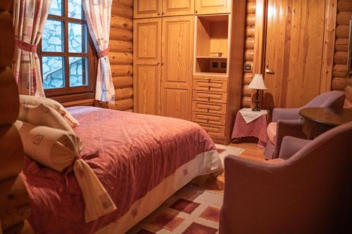 Кровать или кровати в номере 7Hills Finnish Luxury Chalet by Ski Alure