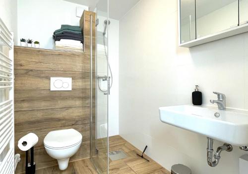 a bathroom with a toilet and a sink at Monteurwohnung in Bochum in Bochum
