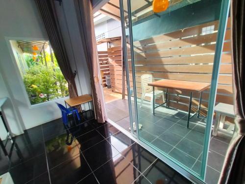 Habitación con vistas a un balcón con mesa y ventana. en Nemo 2 Resort, en Ao Nang Beach