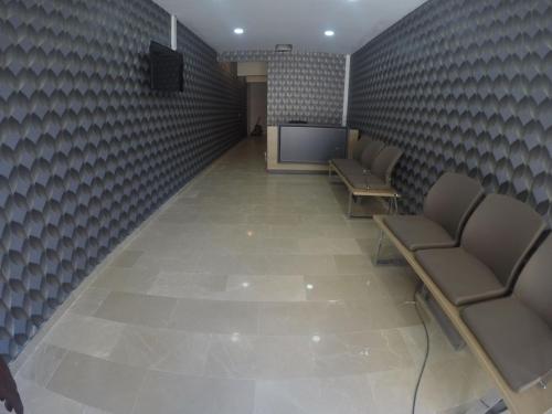 una sala de espera con sillas y una pantalla de proyección en ONKA OTEL, en Zonguldak