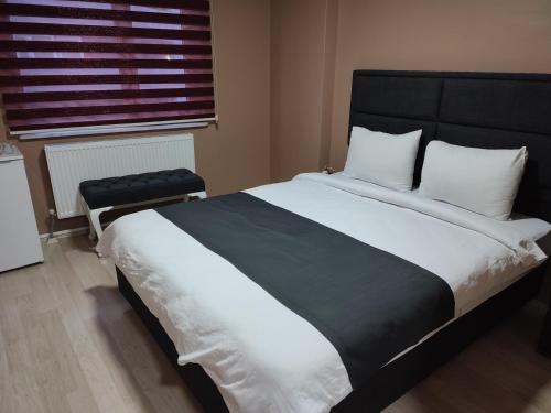 ein Schlafzimmer mit einem großen Bett und einem Fenster in der Unterkunft ONKA OTEL in Zonguldak