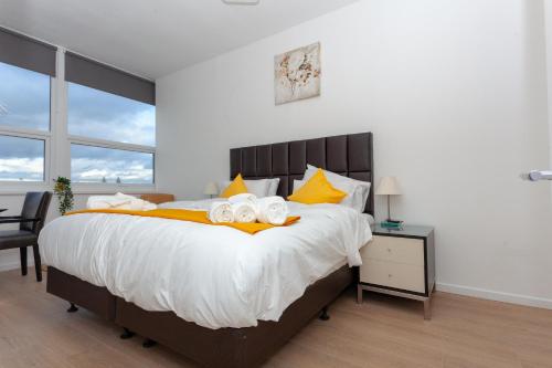 um quarto com uma cama grande e toalhas em One Bedroom apartment Serviced apartment Smethwick flat 309 em Birmingham