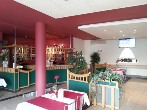un restaurante con mesa y sillas y un bar en Max na terenie stacji MOL, en Radzymin