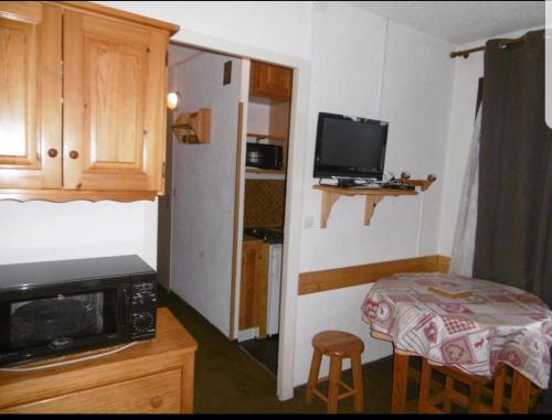 Cette petite chambre comprend un lit et une petite table. dans l'établissement Studio 4 couchages Risoul cœur de la station, à Risoul
