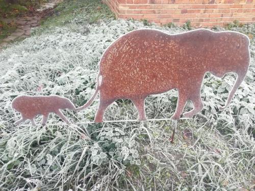 a statue of two horses standing in the grass at Kleine Galerie Apartment für 3 mit Küche Kamin Netflix Parken und Hofladen in Steinhöfel