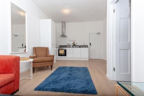 uma sala de estar com um sofá e um tapete azul em One bedroom serviced apartment Smethwick flat 310 em Birmingham