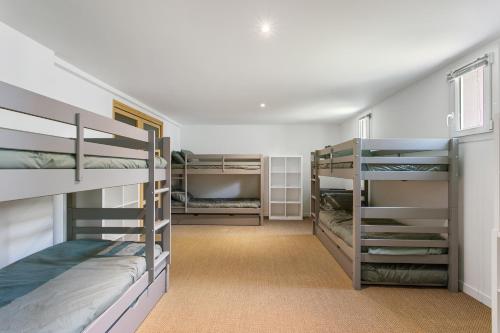een kamer met 3 stapelbedden in een kamer bij Villa Le Golf St Thomas 19 pers in Béziers