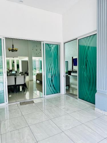 a living room with glass doors and a dining room at Casa del Diseño in Uruapan del Progreso