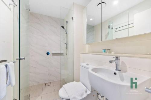y baño con ducha, lavabo y aseo. en Hurstville Pearl 2 Bedroom Apt, en Sídney