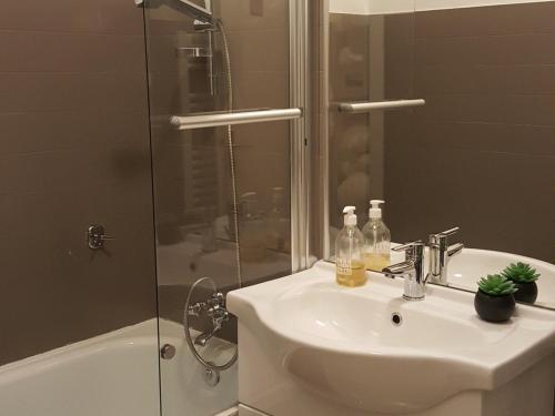 une salle de bain avec un lavabo et une douche dans l'établissement Charmant studio cabine 4 personnes, 2 étoiles, centre de Valloire, proche commerces et télécabine - FR-1-263-42, à Valloire