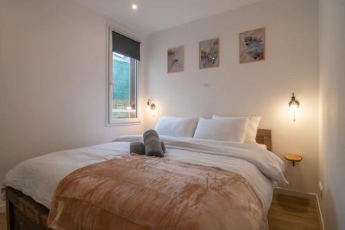 une chambre avec un grand lit avec une fenêtre dans l'établissement F2 hypercentre - Proche gare - WIFI gratuite, au Havre