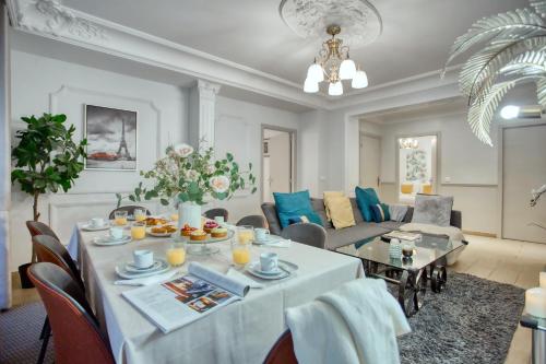 un salon avec une table et un canapé dans l'établissement Romantique 150m2 4CH proche de L'Opéra - Clim, à Paris
