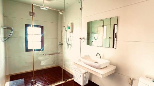 La salle de bains est pourvue d'une douche en verre et d'un lavabo. dans l'établissement 3 Bedroom Sea View Villa Poppy SDV343-By Samui Dream Villas, à Koh Samui 