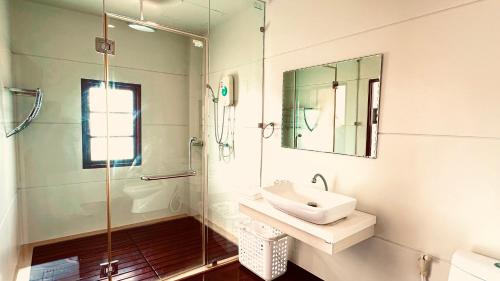 een badkamer met een glazen douche en een wastafel bij 3 Bedroom Sea View Villa Poppy SDV343-By Samui Dream Villas in Koh Samui 