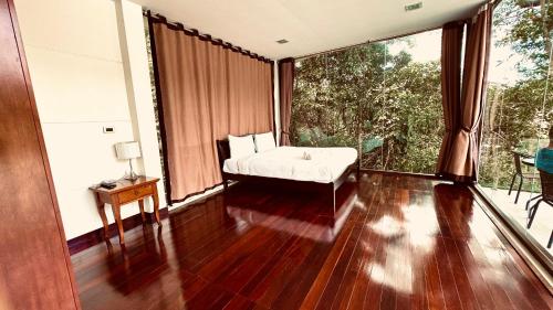 una camera con un letto e una grande finestra di 3 Bedroom Sea View Villa Poppy SDV343-By Samui Dream Villas a Ko Samui