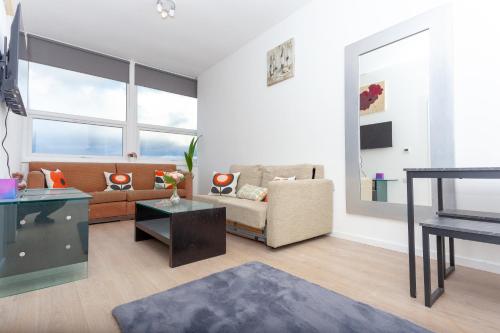 - un salon avec un canapé et une table dans l'établissement One bedroom serviced apartment Smethwick F312, à Birmingham