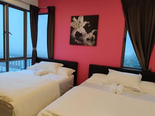 2 camas en una habitación con paredes y ventanas de color rojo en Kensington Sunrise sg, Palas Horizon,kea farm en Brinchang