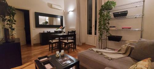 uma sala de estar com um sofá e uma mesa em Tacito Apartments em Terni