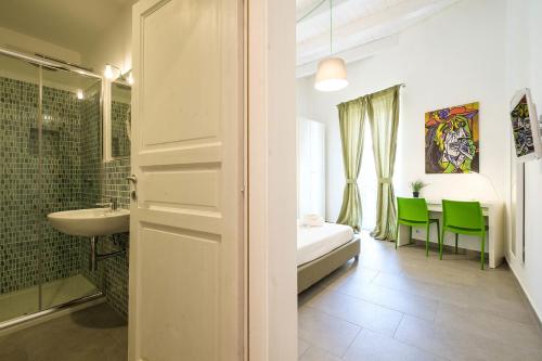 B&B Cala Peppa في باليرمو: حمام مع حوض ومرحاض ومغسلة