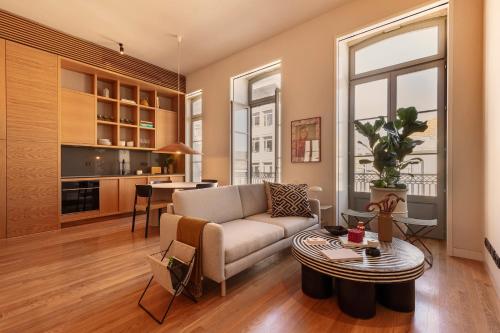 ein Wohnzimmer mit einem Sofa und einem Tisch in der Unterkunft Vandoma Living Suites in Porto