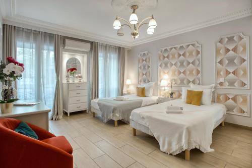 une chambre d'hôtel avec deux lits et une chaise dans l'établissement Romantique 150m2 4CH proche de L'Opéra - Clim, à Paris