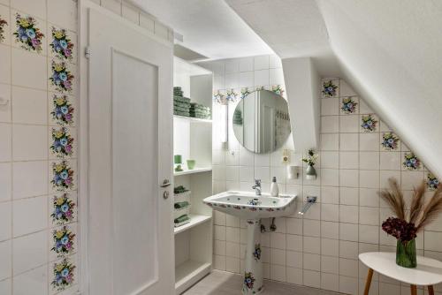 a bathroom with a sink and a mirror at Schwarzwaldtani - Städtle in Bühl