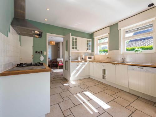 eine Küche mit weißen Schränken und grünen Wänden in der Unterkunft Villa in St-Idesbald near Ster der Zee Beach in Koksijde