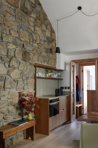 Una cocina o cocineta en WITHIN THE VILLAGE