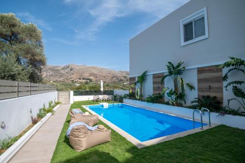 una piscina en el patio trasero de una casa en Serenity Villa a hidden paradise, en Koxaré