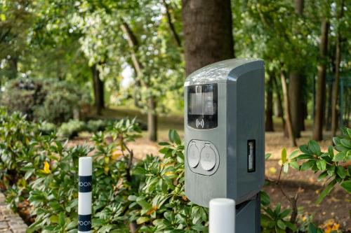 a parking meter in the middle of a park at SCHLOSSRESIDENZ - Boutique Apartments & Hotel Suiten in Schloß Ricklingen