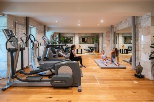 a group of people in a gym at SCHLOSSRESIDENZ - Boutique Apartments & Hotel Suiten in Schloß Ricklingen