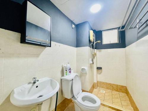 ein Badezimmer mit einer weißen Toilette und einem Waschbecken in der Unterkunft 8 pax Homestay near Axiata Arena & Pavilion 2 in Kuala Lumpur