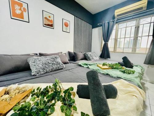 ein Wohnzimmer mit zwei Betten und einer Couch in der Unterkunft 8 pax Homestay near Axiata Arena & Pavilion 2 in Kuala Lumpur