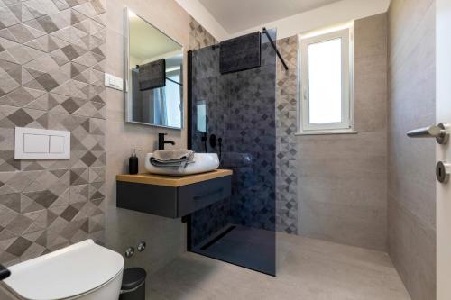 La salle de bains est pourvue d'un lavabo et d'un miroir. dans l'établissement Villa Lavandula by Villa Plus, à Štokovci
