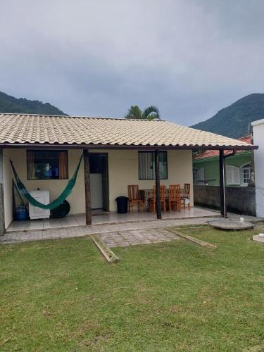 Casa con patio, mesa y sillas en Casa Ribeirão da Ilha AEROPORTO, en Florianópolis