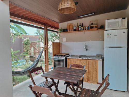 Kuchyň nebo kuchyňský kout v ubytování Casa rústica prox praias piscina aquecida e sauna