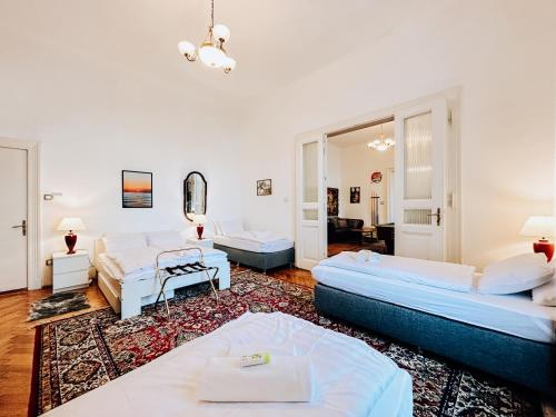 Habitación con 2 camas y sala de estar. en Pd Residence, en Budapest