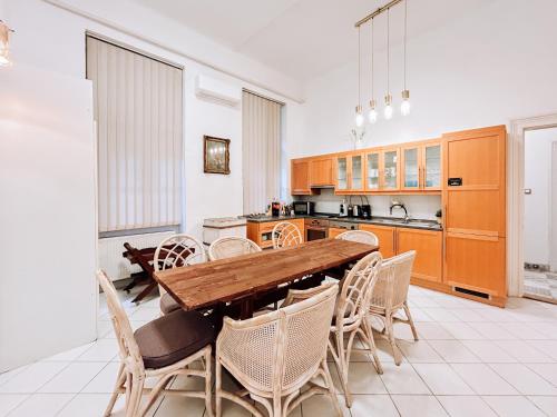 cocina con mesa de madera y sillas en Pd Residence, en Budapest