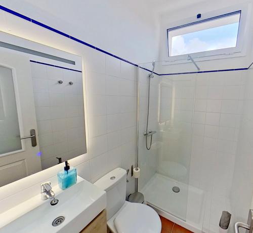 uma casa de banho com um WC branco e um chuveiro em Apartamento Binibeca Nou Cami de Cavalls em Binibeca