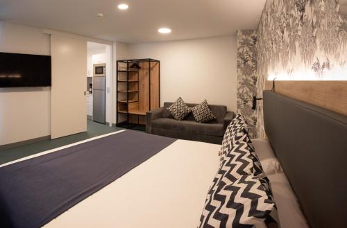 1 dormitorio con 1 cama y sala de estar en RK Farallón Canteras, en Las Palmas de Gran Canaria