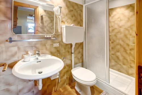 uma casa de banho com um WC e um lavatório em Appartamento Federia em Livigno