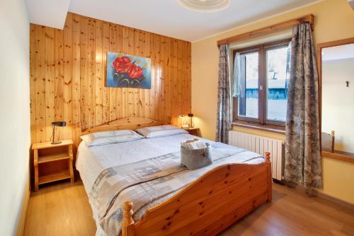 Un dormitorio con una cama grande y una ventana en Appartamento Federia en Livigno